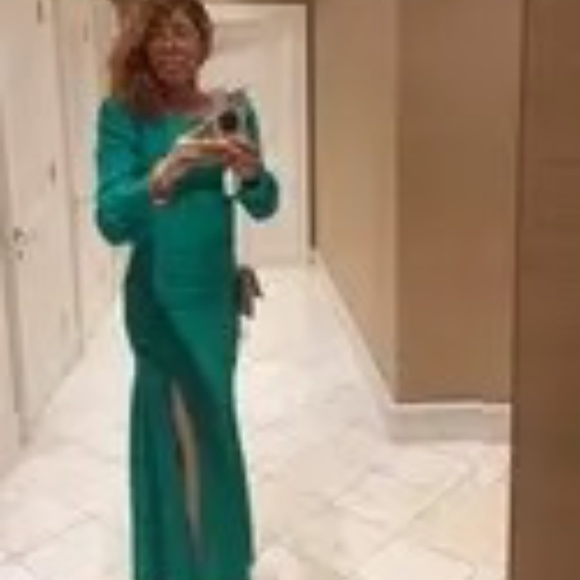 Elegant Green Maxi Dress - Picture 9 of 12